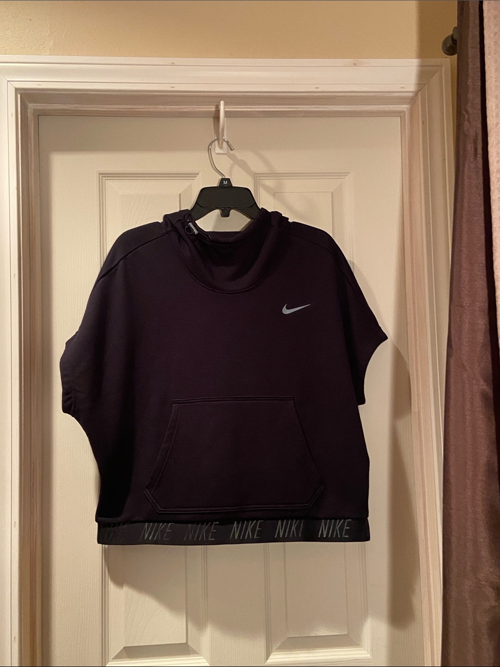 Nike Women's Black Short-Sleeve Pullover Hoodie